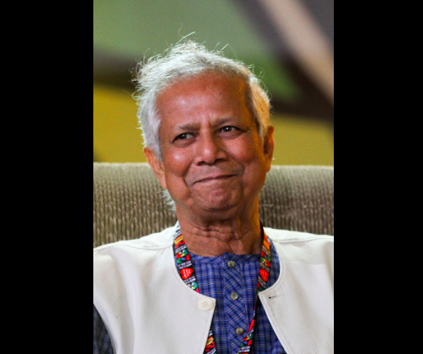 Bangladesh / Premier in fuga e gli studenti acclamano Yunus