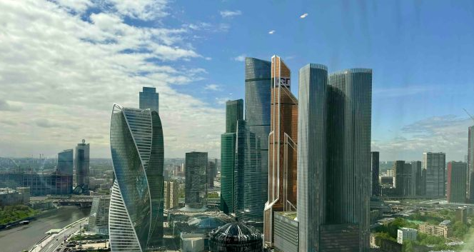 Putin/Fa la voce grossa ma vende i grattacieli