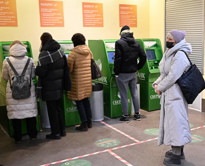 Russia/Fuga dei risparmi privati per timore delle confische